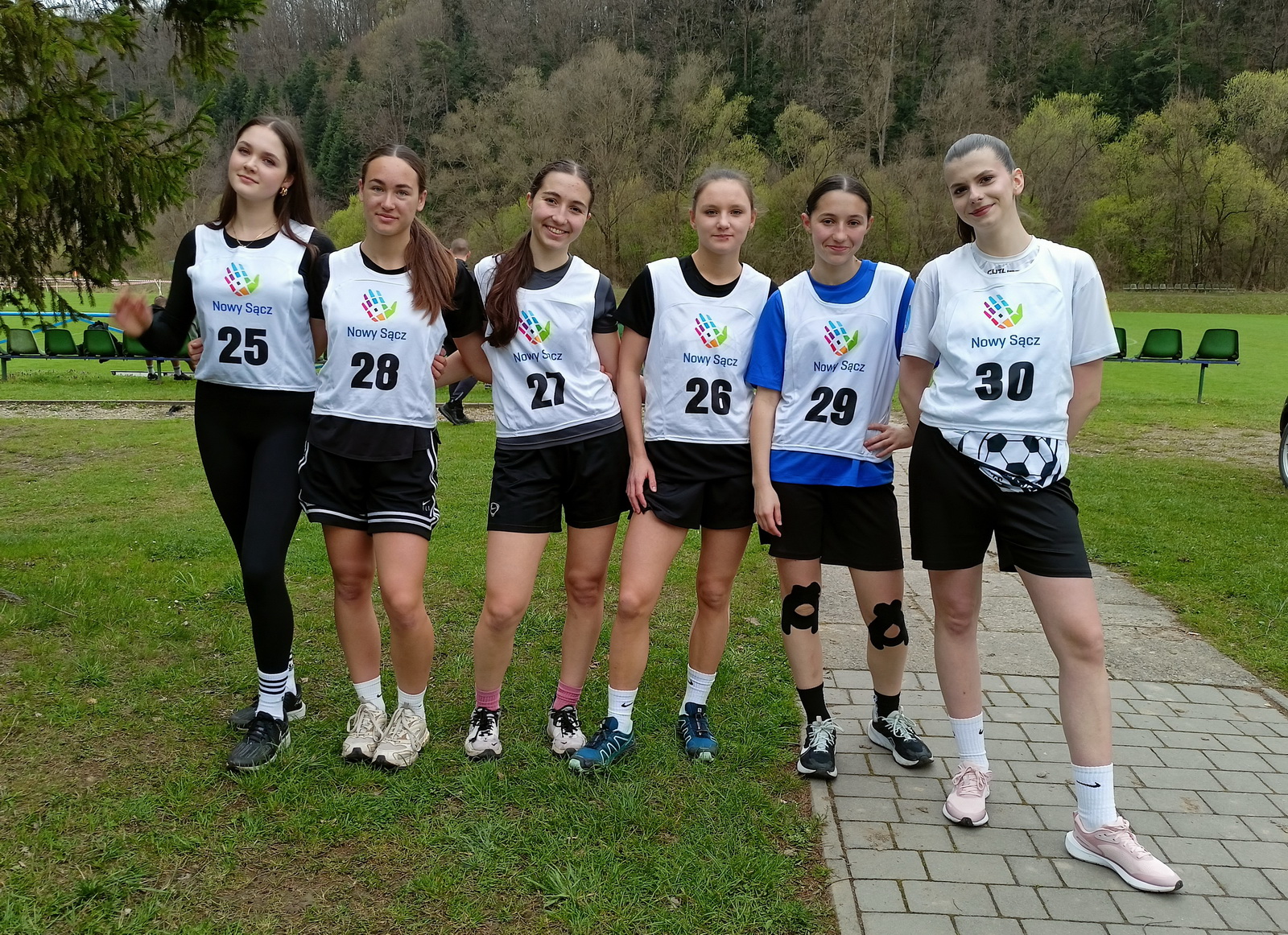 Zdjęcie Drużynowe biegi przełajowe 04-2025 (2)422dc8dc-1e02-4456-986c-7e4ce0c4f1ea.jpg w galerii Mistrzostwa Nowego Sącza w Drużynowych Biegach Przełajowych Dziewcząt